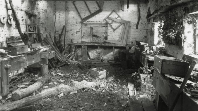 Y tu mewn i Weithdy’r Saer cyn iddo gael ei adfer yn Erddig, Wrecsam